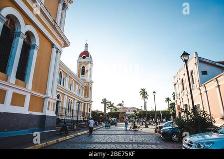 Das westliche Ende der Calle La Libertad, der Haupttourismusstraße von Granada, Nicaragua, führt zur gelben Kathedrale und dem hauptplatz (Parque Central) Stockfoto