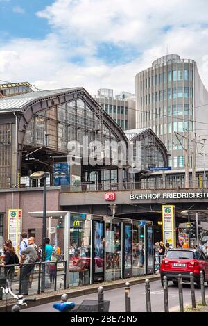 Berlin hat 3 Hauptbahnhöfe, dies ist der am Bahnhof Friedrichstraße nahe der Spree Stockfoto