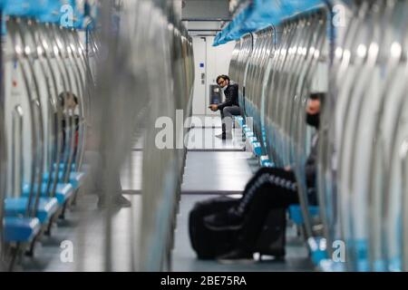 Istanbul, Türkei. April 2020. Ein inneres Detail aus einem Zug namens Marmaray am letzten Tag der Ausgangssperre am Wochenende, die von den türkischen Behörden angekündigt wurde, um die Ausbreitung des Coronavirus Covid-19 Pandemie in Istanbul, Türkei, am 12. April 2020 einzudämmen. (Foto von Jason Dean/Sipa USA) Quelle: SIPA USA/Alamy Live News Stockfoto