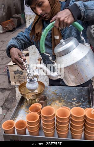 tandoori Chai in Indien - würziger Milchtee, der über eine heiße Terrakotta-Tasse direkt aus dem Tandoori-Ofen gegossen wird Stockfoto