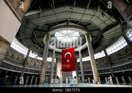 Istanbul, Türkei. April 2020. Ein inneres Detail aus dem Bahnhof Marmaray am letzten Tag der Ausgangssperre am Wochenende, das von den türkischen Behörden angekündigt wurde, um die Ausbreitung des Coronavirus Covid-19 Pandemie in Istanbul, Türkei, am 12. April 2020 einzudämmen. (Foto von Jason Dean/Sipa USA) Quelle: SIPA USA/Alamy Live News Stockfoto
