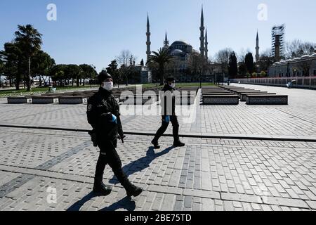 Istanbul, Türkei. April 2020. Polizeibeamte patrouillieren vor der Blauen Moschee am letzten Tag des Wochenendes, von den türkischen Behörden angekündigte Ausgangssperre, um die Ausbreitung des anhaltenden Coronavirus Covid-19-Pandemie in Istanbul, Türkei, am 12. April 2020, einzudämmen. (Foto von Jason Dean/Sipa USA) Quelle: SIPA USA/Alamy Live News Stockfoto