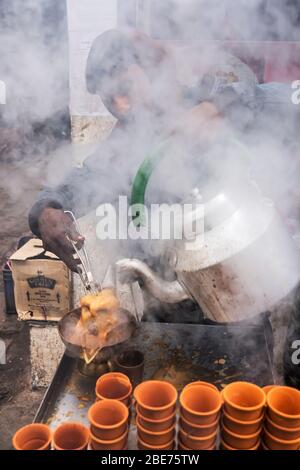 tandoori Chai in Indien - würziger Milchtee, der über eine heiße Terrakotta-Tasse direkt aus dem Tandoori-Ofen gegossen wird Stockfoto