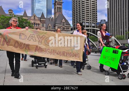 Toronto, Ontario, Kanada - 06/09/2009: Mütter demonstrierten in Toronto zum Thema Kindertagesstätte mit Kinderwagen, Plakat und Banner Stockfoto