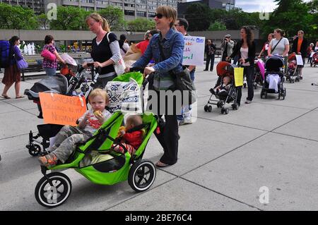 Toronto, Ontario, Kanada - 06/09/2009: Mütter protestierten in Toronto mit Kinderwagen, Plakat und Transparenten gegen die Kindertagesstätte Stockfoto