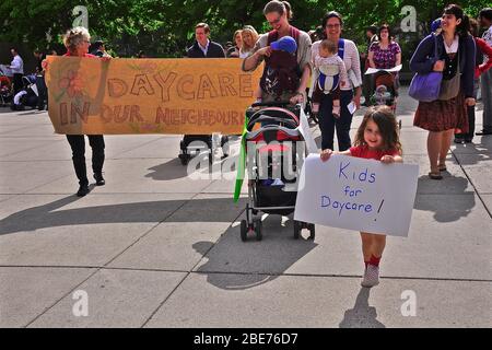 Toronto, Ontario, Kanada - 06/09/2009: Mütter demonstrieren in Toronto mit Kinderwagen, Plakat und Banner zum Thema Kindertagesbetreuung Stockfoto