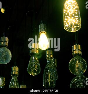 Die Decke ist mit einer Reihe von LED-Glühbirnen verziert Stockfoto