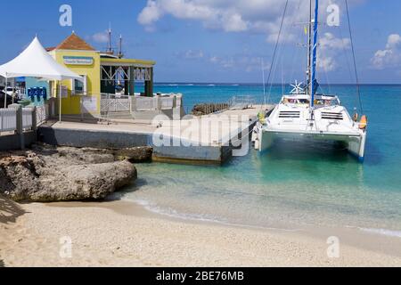 Katamaran in George Town Pier, Grand Cayman, Cayman Inseln, große Antillen, Caribbean Stockfoto