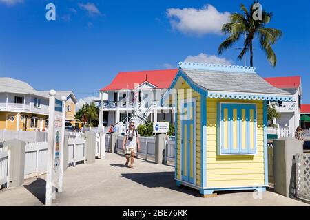 Gelbe Hütte & das Nationalmuseum, George Town, Grand Cayman, Cayman Islands, Greater Antilles, Karibik Stockfoto
