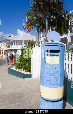Blauer Briefkasten in George Town, Grand Cayman, Cayman-Inseln, große Antillen, Karibik Stockfoto