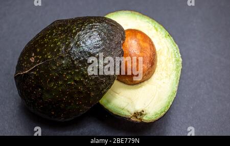 Avocado Isoliert. Tropisches Haas Avocado auf schwarzem Hintergrund. Stockfoto