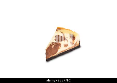 Dreieck Stück hausgemachte Schokolade Marmor Käsekuchen auf weißem Hintergrund mit Clipping-Pfad. Köstliches, weiches und feuchtes Dessert zum Geburtstag p Stockfoto