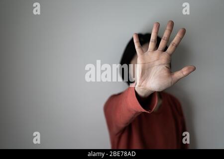 Junge Frau zeigt ihre Verleugnung mit NEIN auf der Hand Stockfoto
