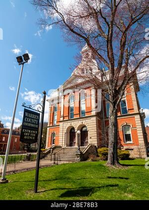 Das Warren County Courthouse, 1877 an der Ecke 4th Street und Market Street an einem sonnigen Frühlingstag, Warren, Pennsylvania, USA, erbaut Stockfoto