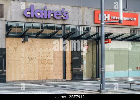 VANCOUVER, KANADA - 07. APRIL 2020: Innenstadt vorübergehend Einstellung der Geschäfte von Einzelhandelsgeschäften covid-19 Pandemie. Stockfoto