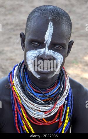 Porträt einer jungen Karo Tribe Frau mit Gesichtsfarbe und vielen Necklces Stockfoto