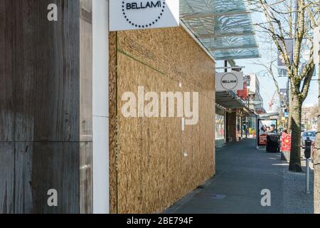 VANCOUVER, KANADA - 07. APRIL 2020: Innenstadt vorübergehend Einstellung der Geschäfte von Einzelhandelsgeschäften covid-19 Pandemie. Stockfoto