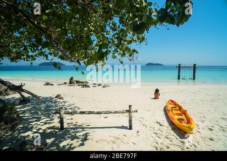 meereswellen, Strand und felsige Küste und schöner Wald. Nyaung Oo Phee Insel Myanmar tropische Meere und Inseln im Süden Myanmars. Wunderschön Stockfoto