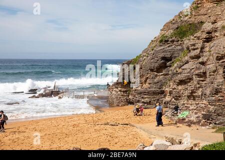 Sydney, Australien. Montag, 13. April 2020. Avalon Beach in Sydney war für das lange Osterwochenende geöffnet, aber am Ostermontag schlossen Beamte den Strand, dann errichteten Beamte Strandverschlossene Schilder wegen COVID-19. Die Polizei war auch am Strand und sprach mit den Einheimischen, um zu fragen, warum sie nicht zu Hause waren. Avalon Beach ist bei Einheimischen und Surfern über das lange Wochenende beliebt. Credit Martin Berry/Alamy Live News Stockfoto