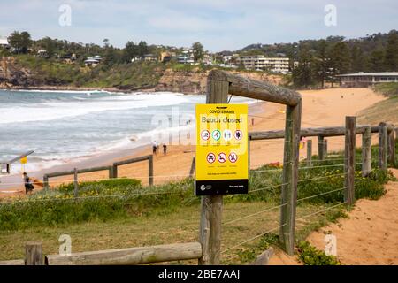 Sydney, Australien. Montag, 13. April 2020. Avalon Beach in Sydney war für das lange Osterwochenende geöffnet, aber am Ostermontag schlossen Beamte den Strand, dann errichteten Beamte Strandverschlossene Schilder wegen COVID-19. Unabhängig davon, die Menschen weiterhin den Strand für Sport oder Surfen betreten. Credit Martin Berry/Alamy Live News Stockfoto