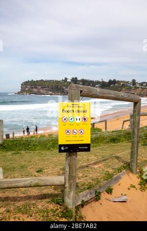 Sydney, Australien. Montag, 13. April 2020. Avalon Beach in Sydney war für das lange Osterwochenende geöffnet, aber am Ostermontag schlossen Beamte den Strand, dann errichteten Beamte Strandverschlossene Schilder wegen COVID-19. Unabhängig davon, die Menschen weiterhin den Strand für Sport oder Surfen betreten. Credit Martin Berry/Alamy Live News Stockfoto