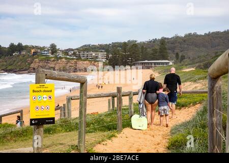 Sydney, Australien. Montag, 13. April 2020. Avalon Beach in Sydney war für das lange Osterwochenende geöffnet, aber am Ostermontag schlossen Beamte den Strand, dann errichteten Beamte Strandverschlossene Schilder wegen COVID-19. Unabhängig davon, die Menschen weiterhin den Strand für Sport oder Surfen betreten. Credit Martin Berry/Alamy Live News Stockfoto