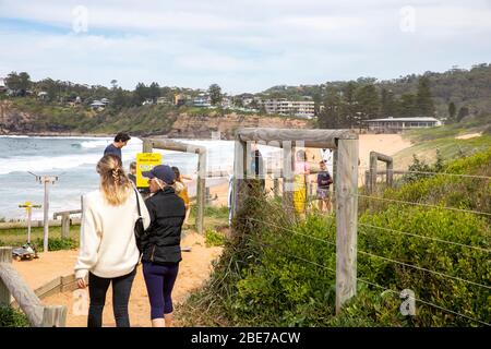 Sydney, Australien. Montag, 13. April 2020. Avalon Beach in Sydney war für das lange Osterwochenende geöffnet, aber am Ostermontag schlossen Beamte den Strand, dann errichteten Beamte Strandverschlossene Schilder wegen COVID-19. Unabhängig davon, die Menschen weiterhin den Strand für Sport oder Surfen betreten. Credit Martin Berry/Alamy Live News Stockfoto