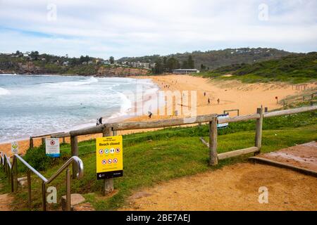 Sydney, Australien. Montag, 13. April 2020. Avalon Beach in Sydney war für das lange Osterwochenende geöffnet, aber am Ostermontag schlossen Beamte den Strand, dann errichteten Beamte Strandverschlossene Schilder wegen COVID-19. Die Polizei war auch am Strand und sprach mit den Einheimischen, um zu fragen, warum sie nicht zu Hause waren. Avalon Beach ist bei Einheimischen und Surfern über das lange Wochenende beliebt. Credit Martin Berry/Alamy Live News Stockfoto