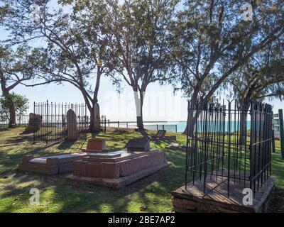 Der kleine Pioneer Cemetery am Town Beach mit Blick auf die Roebuck Bay ist eine Hommage an Broomes frühe Siedler, die viele in der Perlindustrie gearbeitet haben. Stockfoto