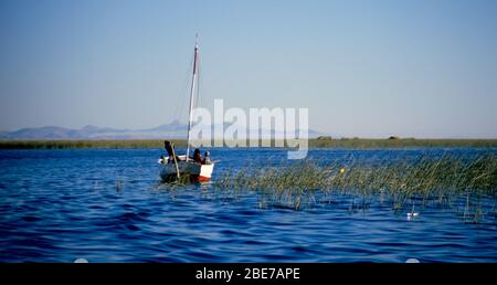 Fischer und Frauen aus dem Stamm der Uros in Peru fischen auf dem Titicacasee Stockfoto