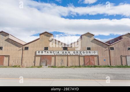 San Gregorio Stadtbild, Punta Delgada, Chile Wahrzeichen. Estancia San Gregorio. Verlassene Gebäude Stockfoto