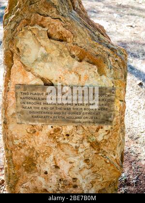 Pioneer Cemetery Plakette zum Gedenken an 76 holländische Staatsangehörige, die am 3. März 1942 bei einem japanischen Luftangriff auf fliegenden Booten im Hafen von Broome getötet wurden. Stockfoto