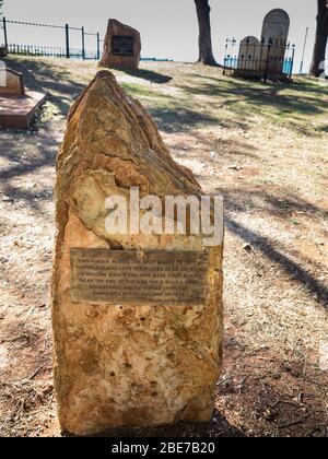 Pioneer Cemetery Plakette zum Gedenken an 76 holländische Staatsangehörige, die am 3. März 1942 bei einem japanischen Luftangriff auf fliegenden Booten im Hafen von Broome getötet wurden. Stockfoto