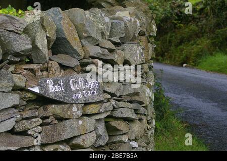 Schild, das auf ein Gästehaus im Lake District im Nordwesten Englands zeigt Stockfoto