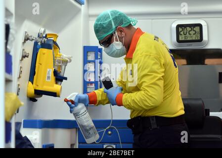 Vendrell, Spanien. April 2020. Ein Gesundheitstechniker des katalanischen Notdienstes desinfiziert und reinigt einen Krankenwagen, nachdem er einen Patienten, der möglicherweise mit dem Covid-19 Coronavirus infiziert ist, ins Krankenhaus gebracht hat.der medizinische Notdienst, wo die Gesundheitstechniker für Transport und Transfer von Patienten arbeiten, Befolgen Sie ein strenges Protokoll der Desinfektion und Reinigung des Krankenwagens aufgrund der Gesundheitskrise von Covid-19 nach jeder Dienstleistung, die sie bei der Verlegung von Patienten in die Krankenhäuser durchführen. Quelle: SOPA Images Limited/Alamy Live News Stockfoto