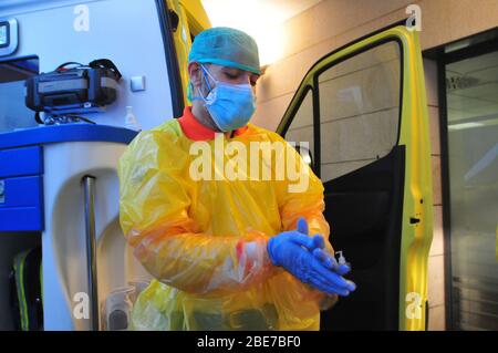 Vendrell, Spanien. April 2020. Ein Gesundheitstechniker des katalanischen Notdienstes desinfiziert seine Handschuhe, nachdem er einen Patienten, der möglicherweise mit dem Covid-19 Coronavirus infiziert ist, ins Krankenhaus gebracht hat.der medizinische Notdienst, wo die Gesundheitstechniker für Transport und Transfer von Patienten arbeiten, Befolgen Sie ein strenges Protokoll der Desinfektion und Reinigung des Krankenwagens aufgrund der Gesundheitskrise von Covid-19 nach jeder Dienstleistung, die sie bei der Verlegung von Patienten in die Krankenhäuser durchführen. Quelle: SOPA Images Limited/Alamy Live News Stockfoto