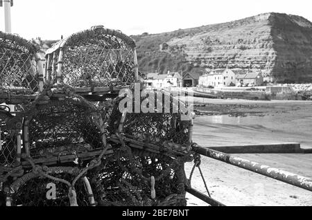 Hummer-Töpfe in der Bucht des hübschen Fischerdorfes Staithes in North Yorkshire Stockfoto