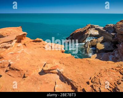 Roter Pindan und türkisfarbener Indischer Ozean, Gantheaume Point, Broome, Kimberley, Western Australia, Australien Stockfoto