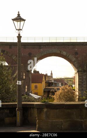 Eisenbahnbögen und Lampenpfosten auf einer Brücke über die Rver Tees in Yarm Stockfoto