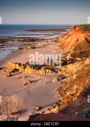 Red Pindan Klippen und Strand, Pender Bay, Dampier Peninsula, Kimberley, Western Australia Stockfoto