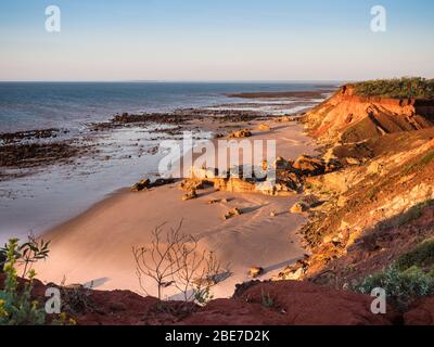 Red Pindan Klippen und Strand, Pender Bay, Dampier Peninsula, Kimberley, Western Australia Stockfoto