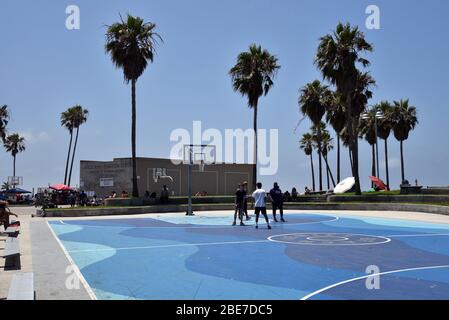 VENEDIG, CA/USA - 17. JULI 2019: Basketballplatz im Venice Beach Recreation Center Stockfoto