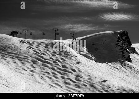 Textur von natürlichem Schnee mit Sessellift. Blick über den Schnee. Stockfoto