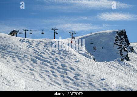 Textur von natürlichem Schnee mit Sessellift. Blick über den Schnee. Stockfoto