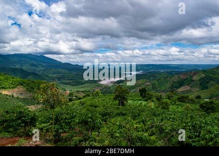 Landschaft von üppigem bergigem Gelände um einen Stausee. Stockfoto