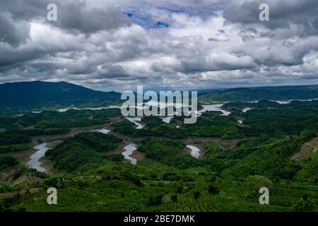 Landschaft von üppigem bergigem Gelände um einen Stausee. Stockfoto