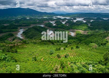 Landschaft von üppigem bergigem Gelände um einen Stausee. Stockfoto