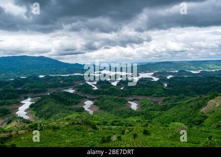 Landschaft von üppigem bergigem Gelände um einen Stausee. Stockfoto