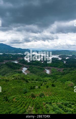 Landschaft von üppigem bergigem Gelände um einen Stausee. Stockfoto