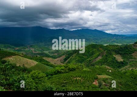 Landschaft von üppigem bergigem Gelände um einen Stausee. Stockfoto